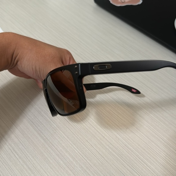 Oakley Holbrook - Picture 6 of 7